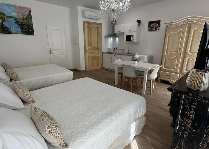 Familial Du Cloitre Apartment Narbonne